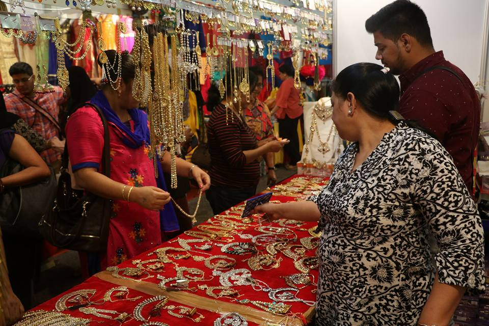 shoppers buying jewellery deepavali carnival bukit jalil