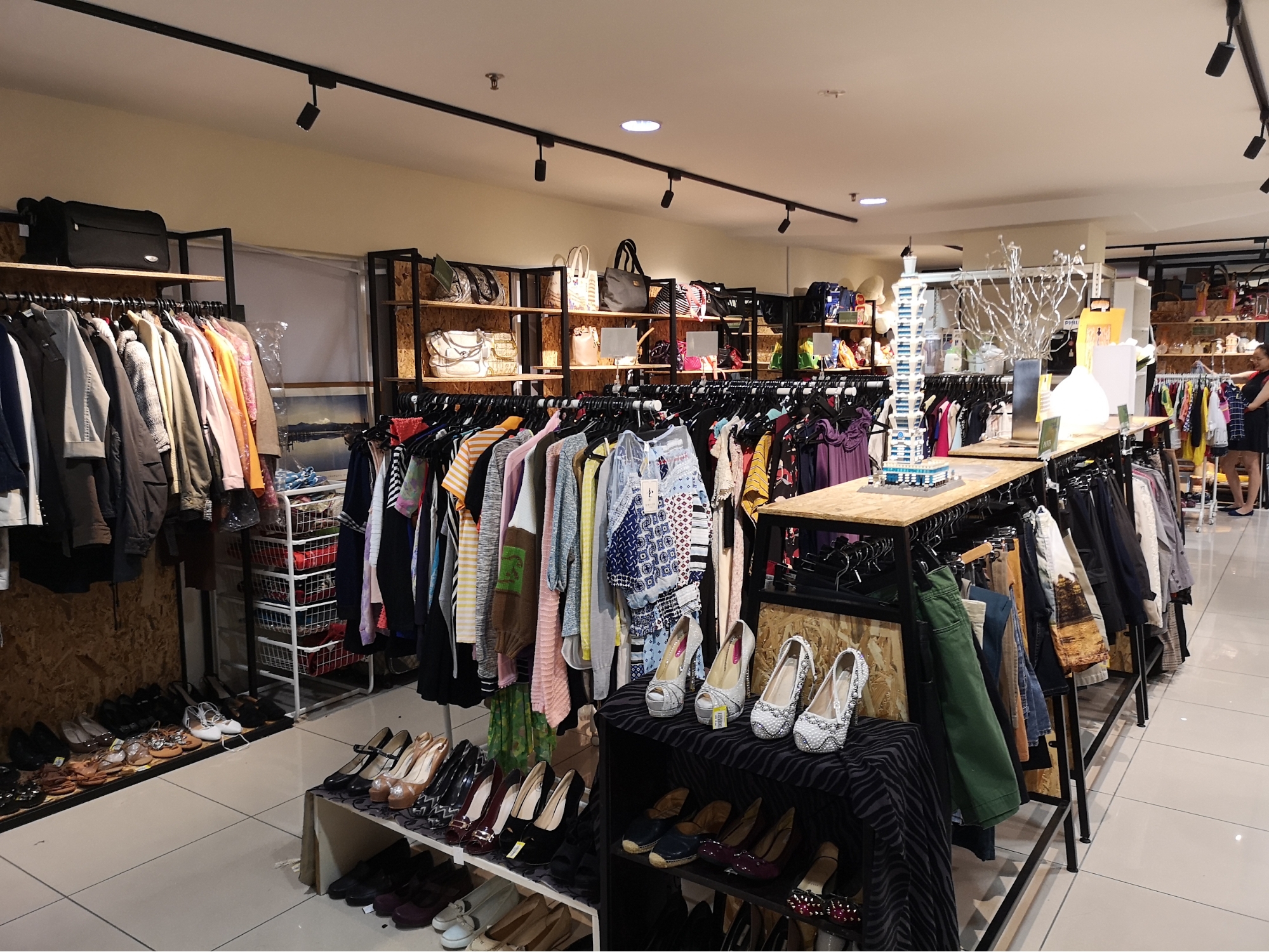 A Guide To Shopping Cheap Clothes In Bundle Stores Around Klang Valley -  Klook Travel Blog