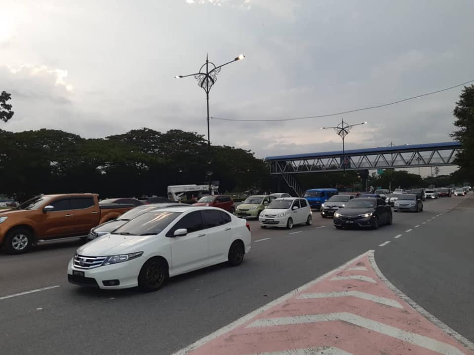 Johor Police Bus Diverts Traffic
