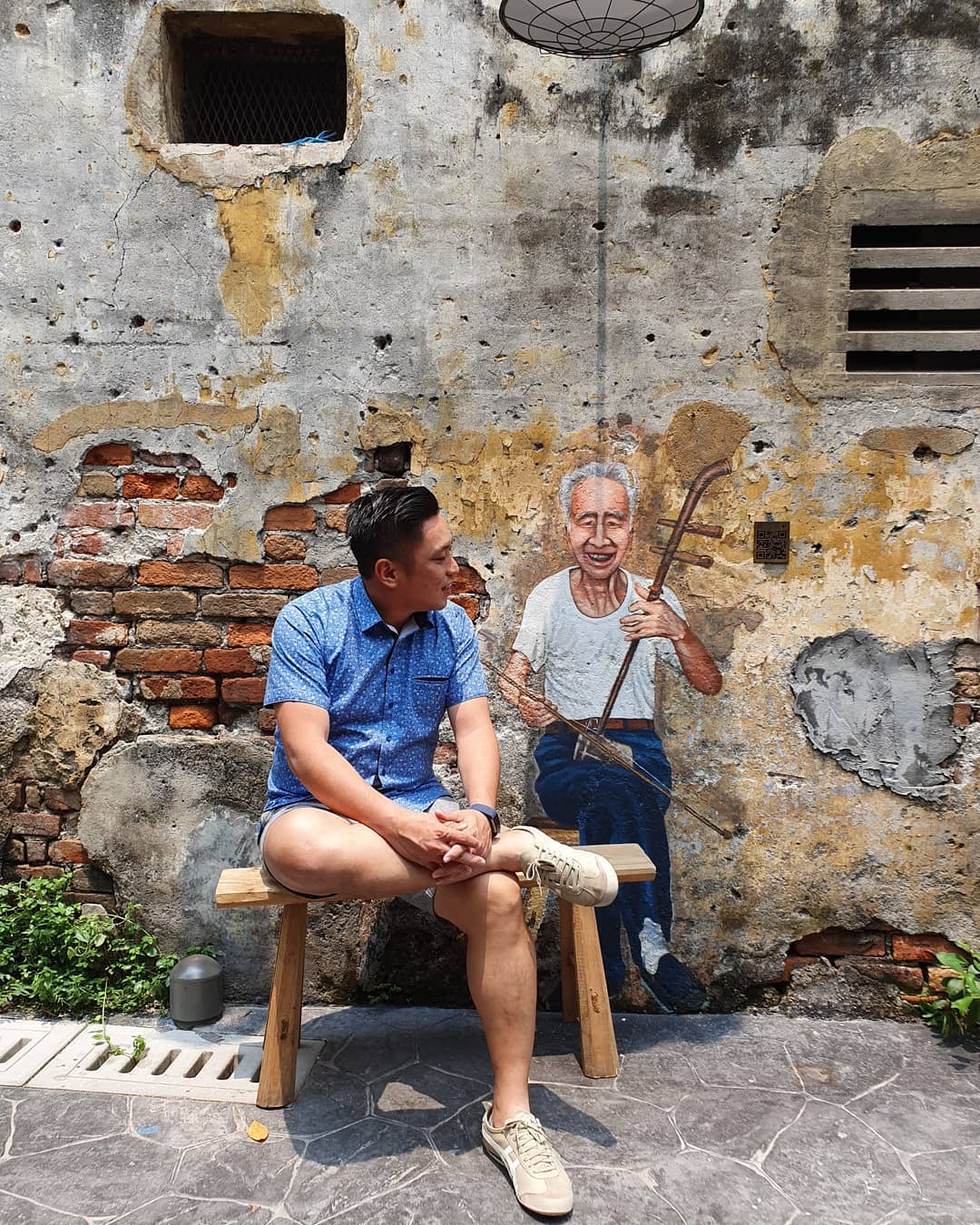 uncle playing erhu mural