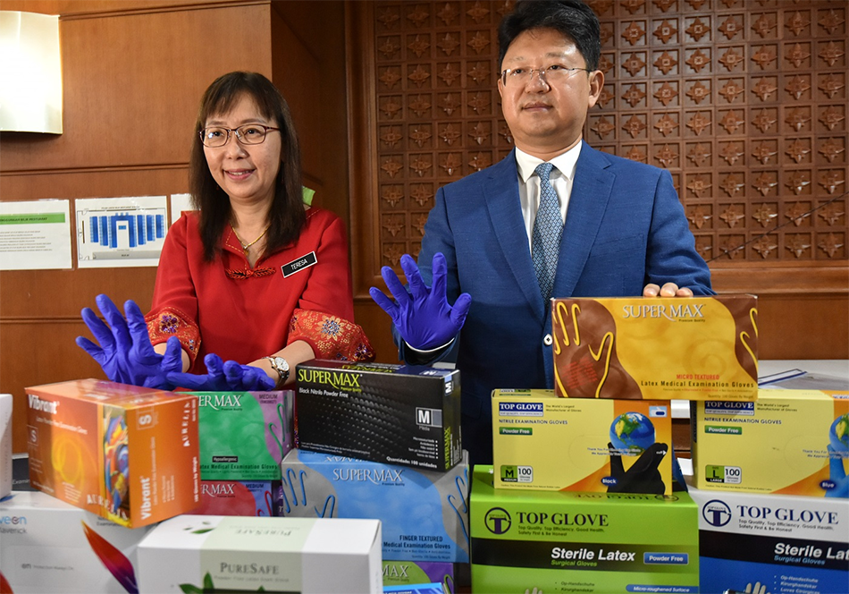 Malaysia sends gloves to China
