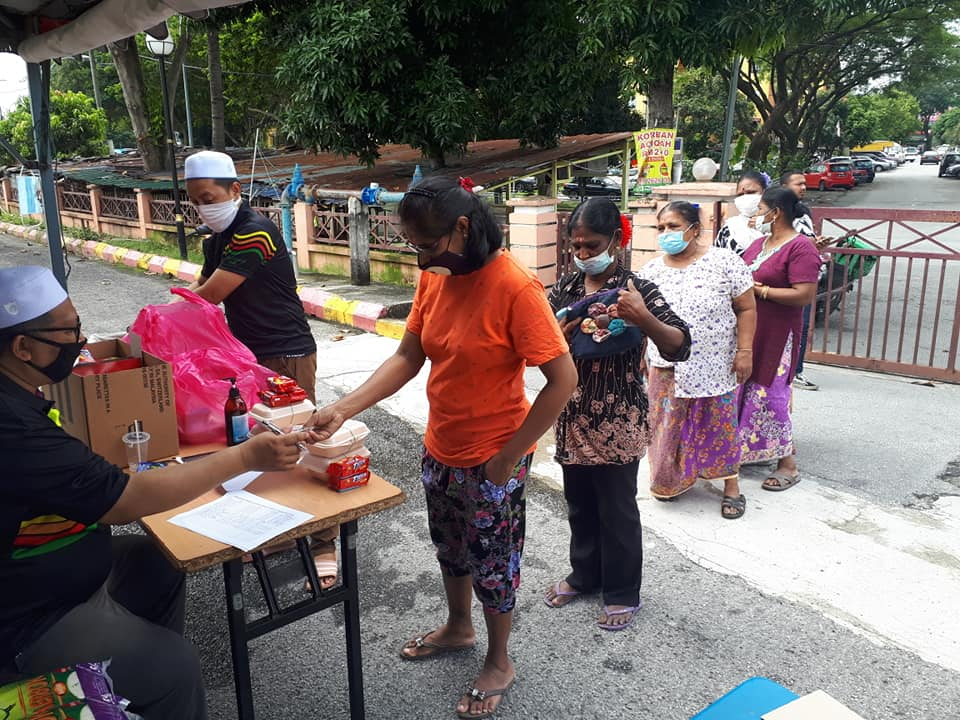 Diverse M'sians getting free food