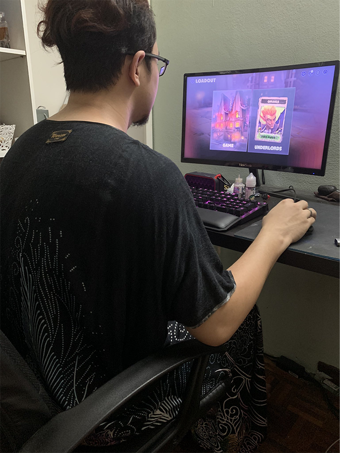 Husband plays DOTA in baju M'sian men wear baju kelawar