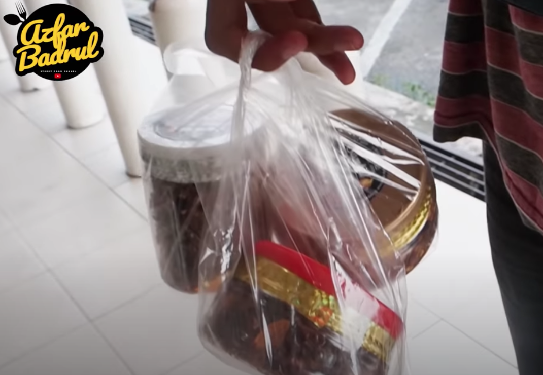 M'sian YouTuber helps out local sambal seller - sambal containers