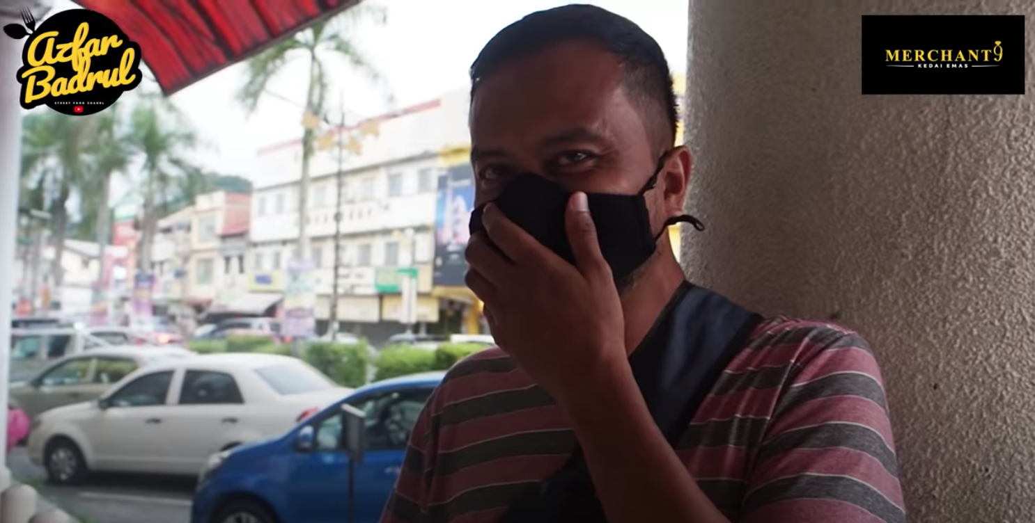 M'sian YouTuber helps out local sambal seller - man breaks down