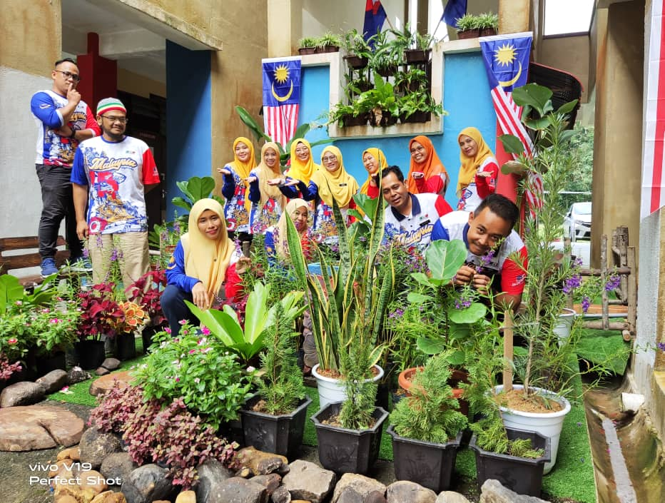 Teacher Decorates School Yard - teachers