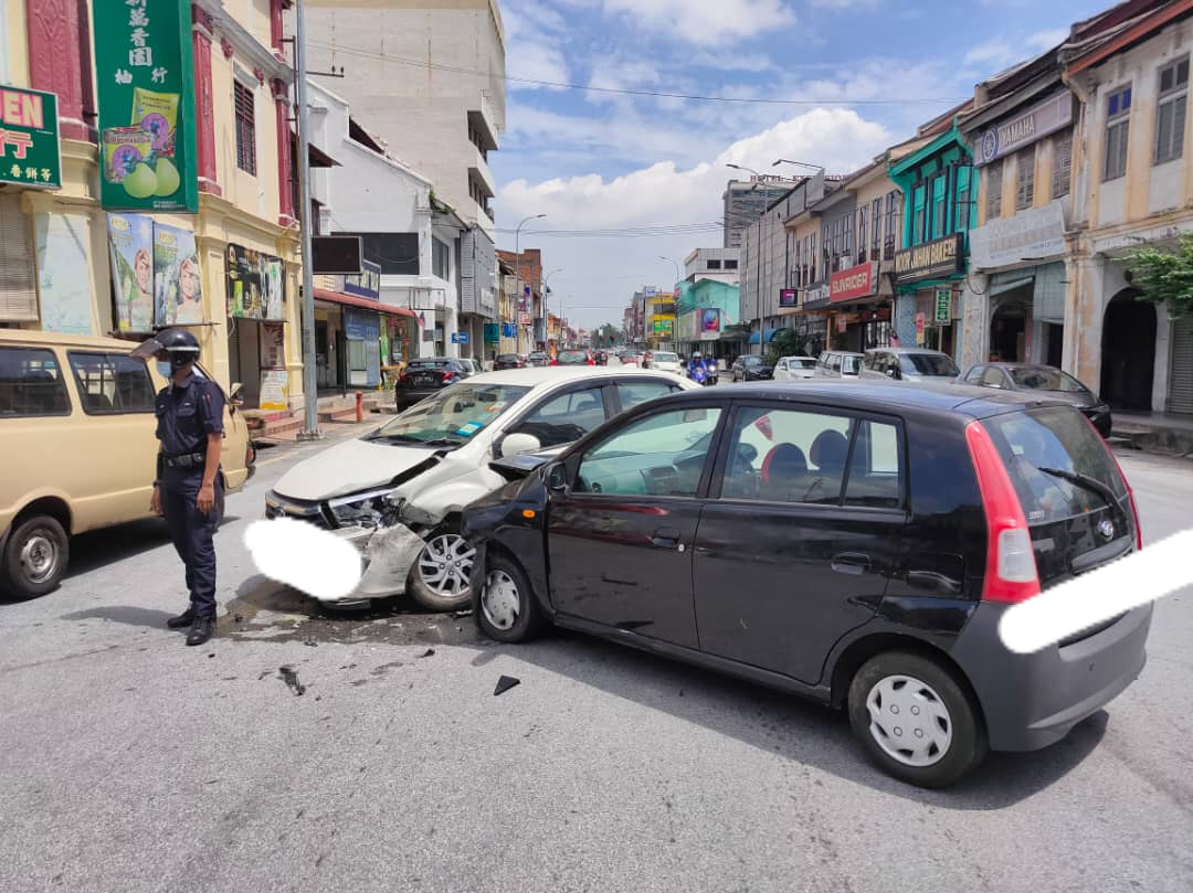 M'sian policeman sweeps car accident debris - accident