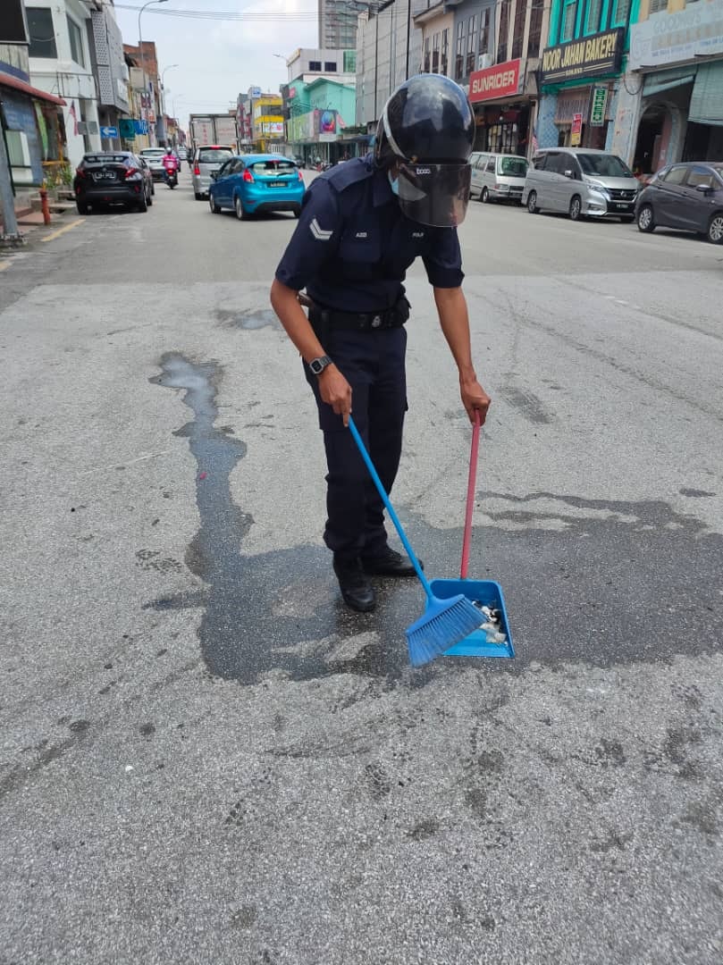 M'sian policeman sweeps car accident debris