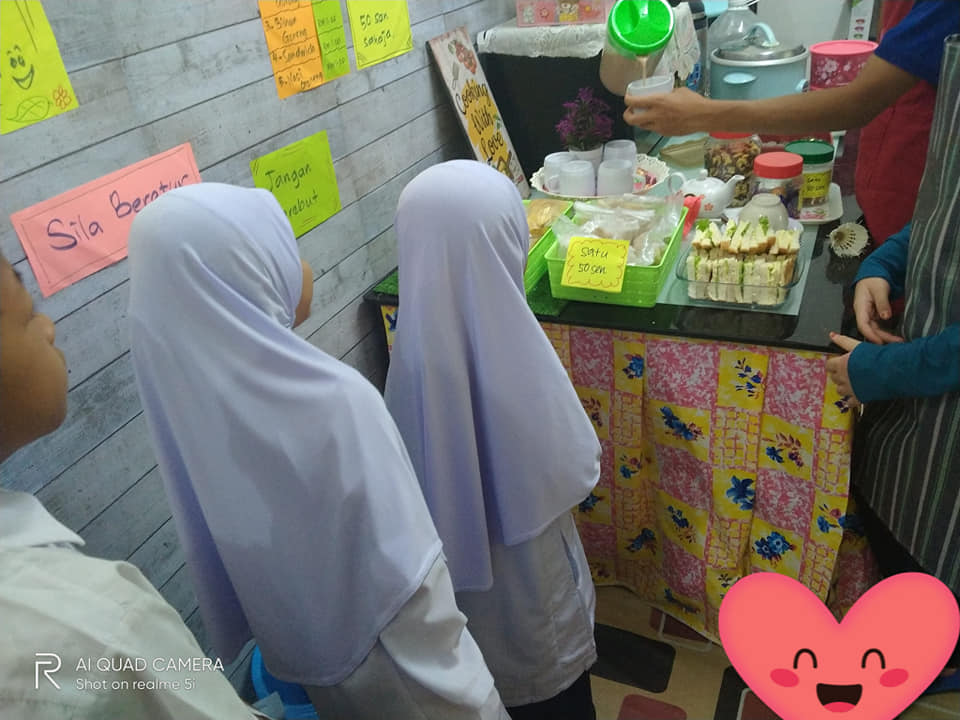 Nur Salina's kids lining up to buy food