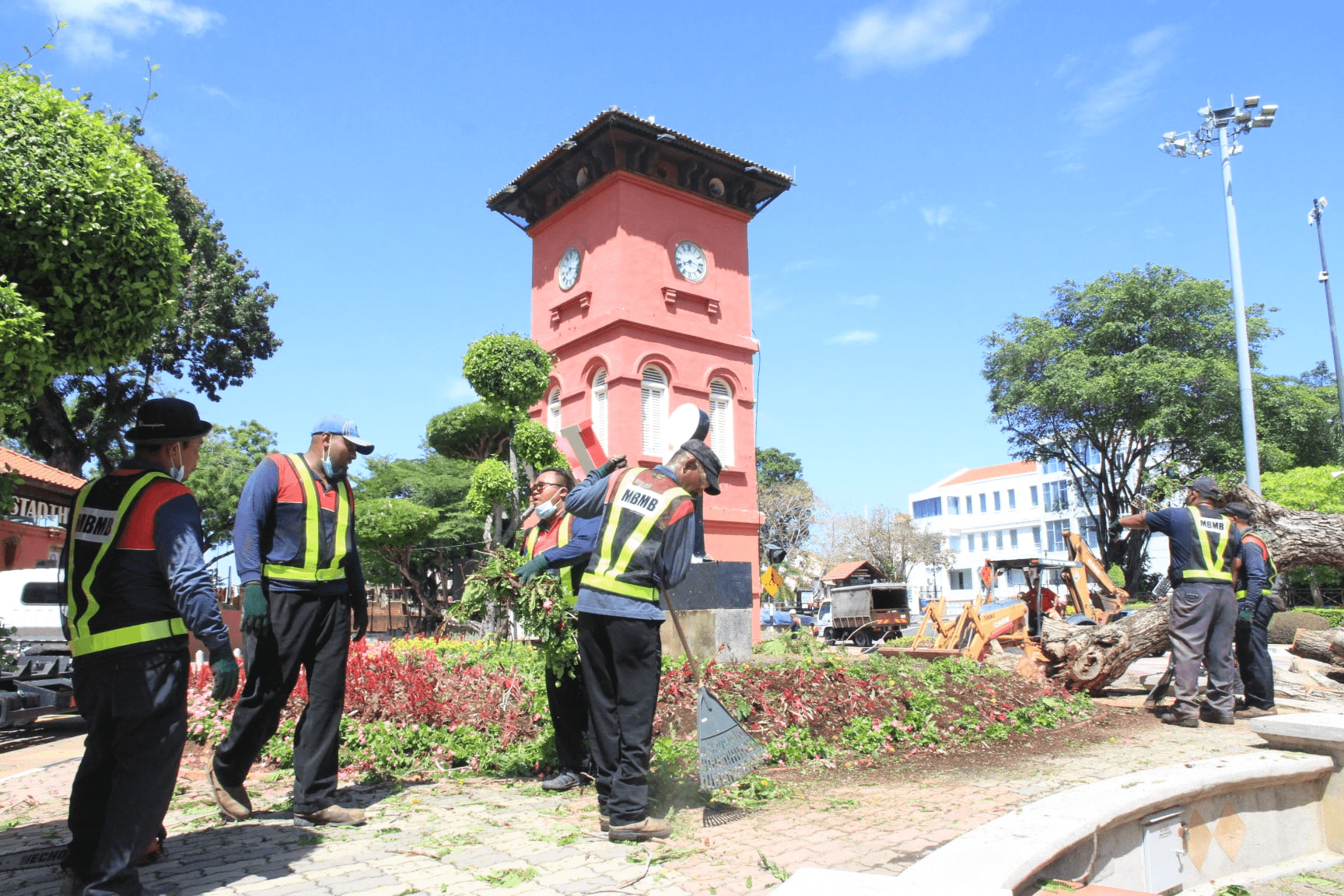 Fallen heritage tree in Melaka's iconic Dutch Square - clean up