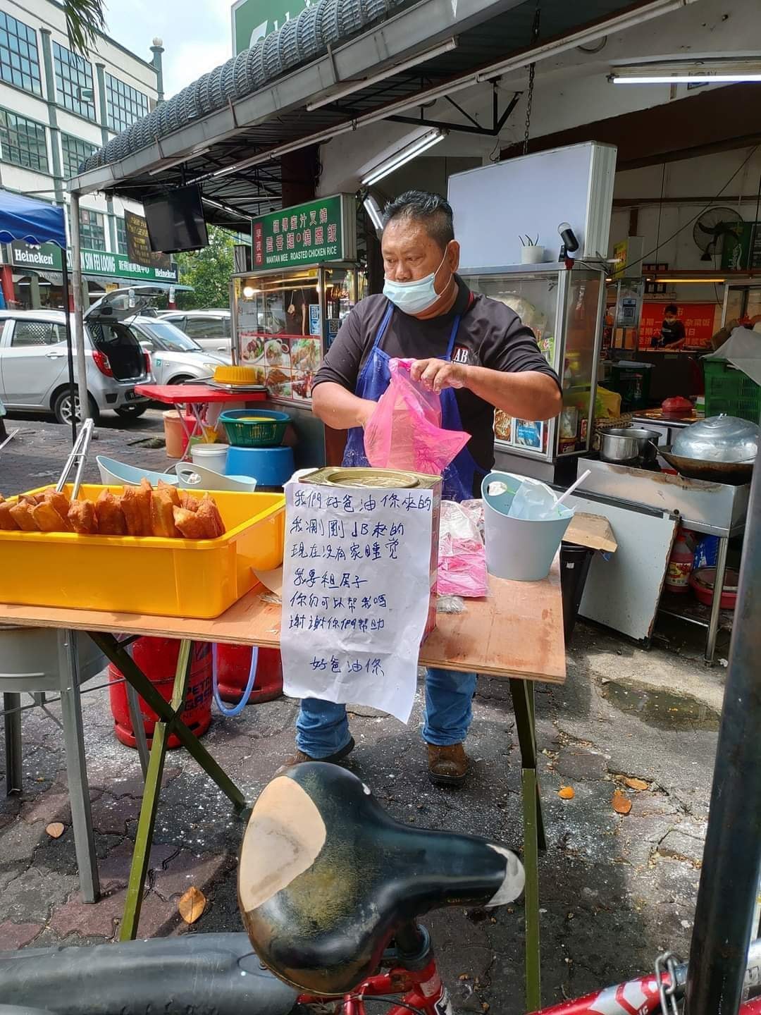 Father of 2 daughter who sold youtiao to support family dies - stall