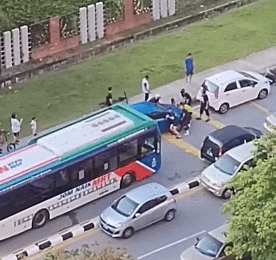 MRT bus stuck on road due to inconsiderately parked cars - passersby help out