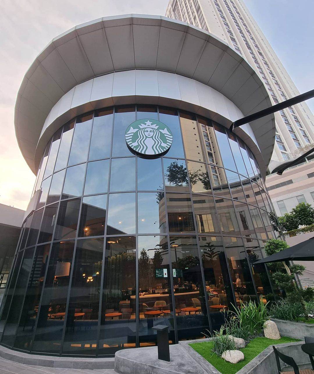 New Starbucks Reserve outlet in Tropicana Gardens Mall - exterior