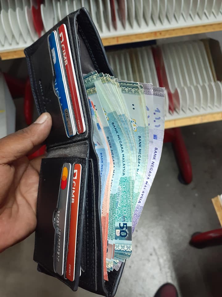 Pos Malaysia rider returns wallet with RM800 in cash to owner - wallet