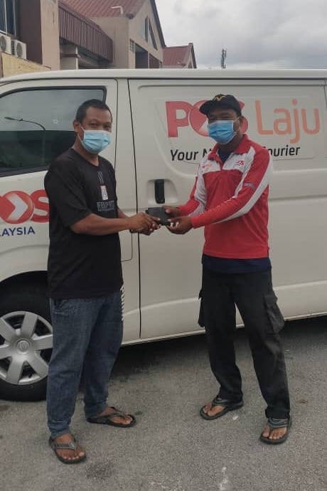 Pos Malaysia rider returns wallet with RM800 in cash to owner - returned