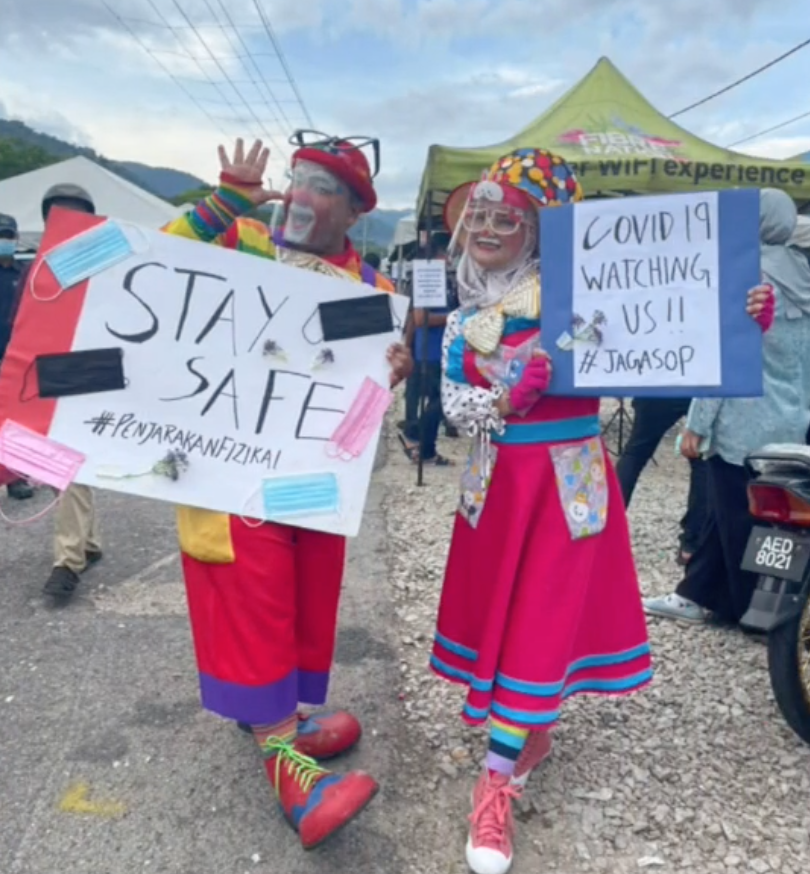 Clowns help remind bazaar patrons of SOPs - clowns