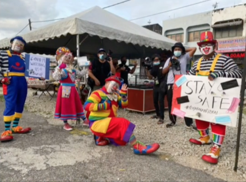 Clowns help remind bazaar patrons of SOPs - clowns