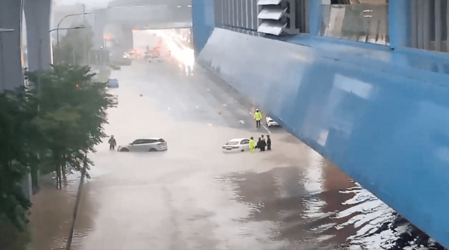 KL Flash Floods Cause Massive Traffic Jams On 1st Day Of Ramadan; Heavy ...