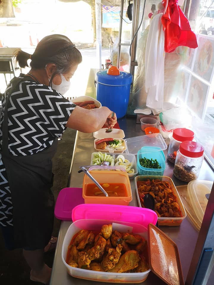 Auntie sells nasi lemak 