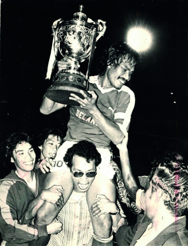 Mokhtar Dahari with trophy