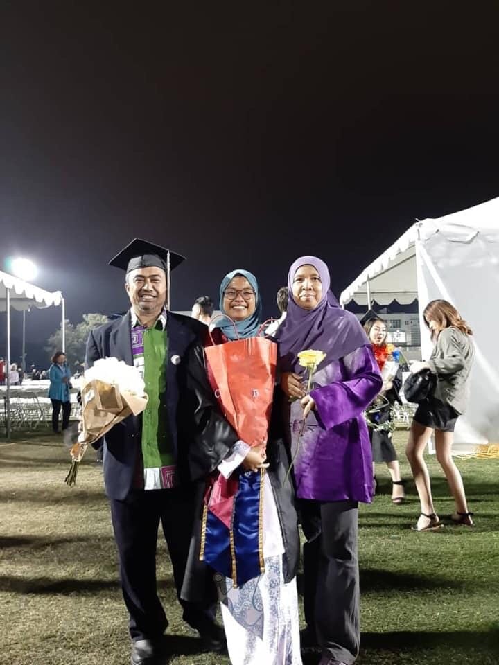 Fakhirah with her parents