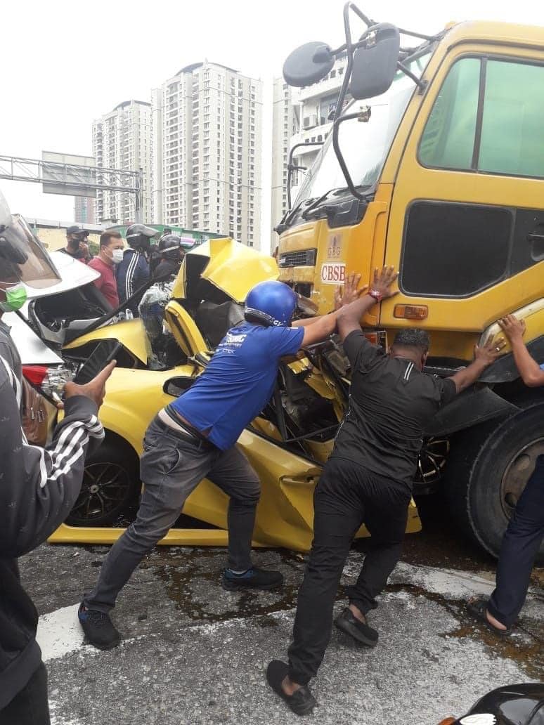 Myvi driver survives 6-vehicle accident - drivers helping