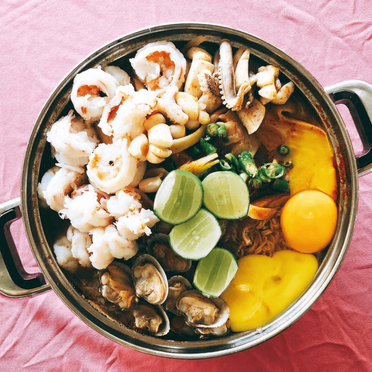 Veg Fish Farm Thai Restaurant Get Thai Food Served From Speedboats