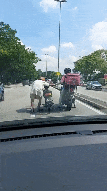Delivery rider helps elderly uncle - video
