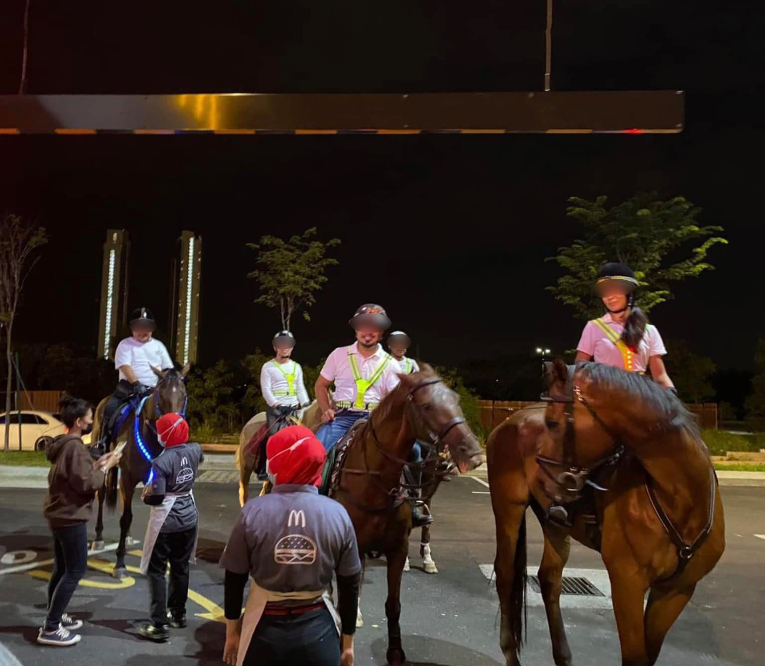 Horse riders at McDonald's without face mask