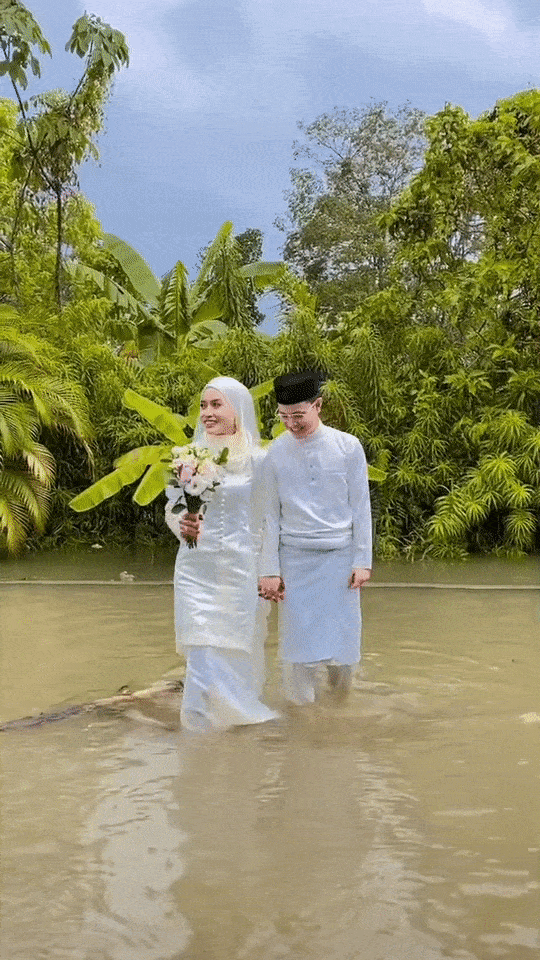 Couple wedding in flood - photoshoot