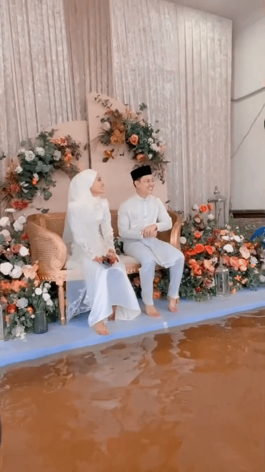 Couple wedding in flood - ceremony