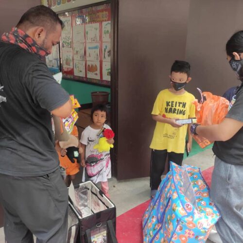 M'sian Donates Free Toys To Young Flood Victims In Selangor