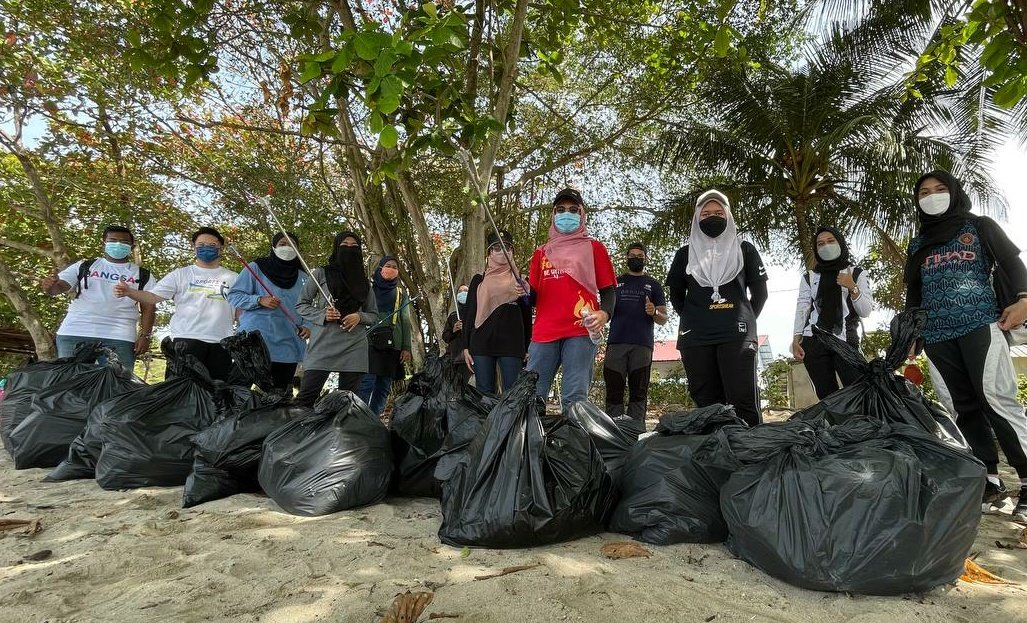 Youth cleans beach