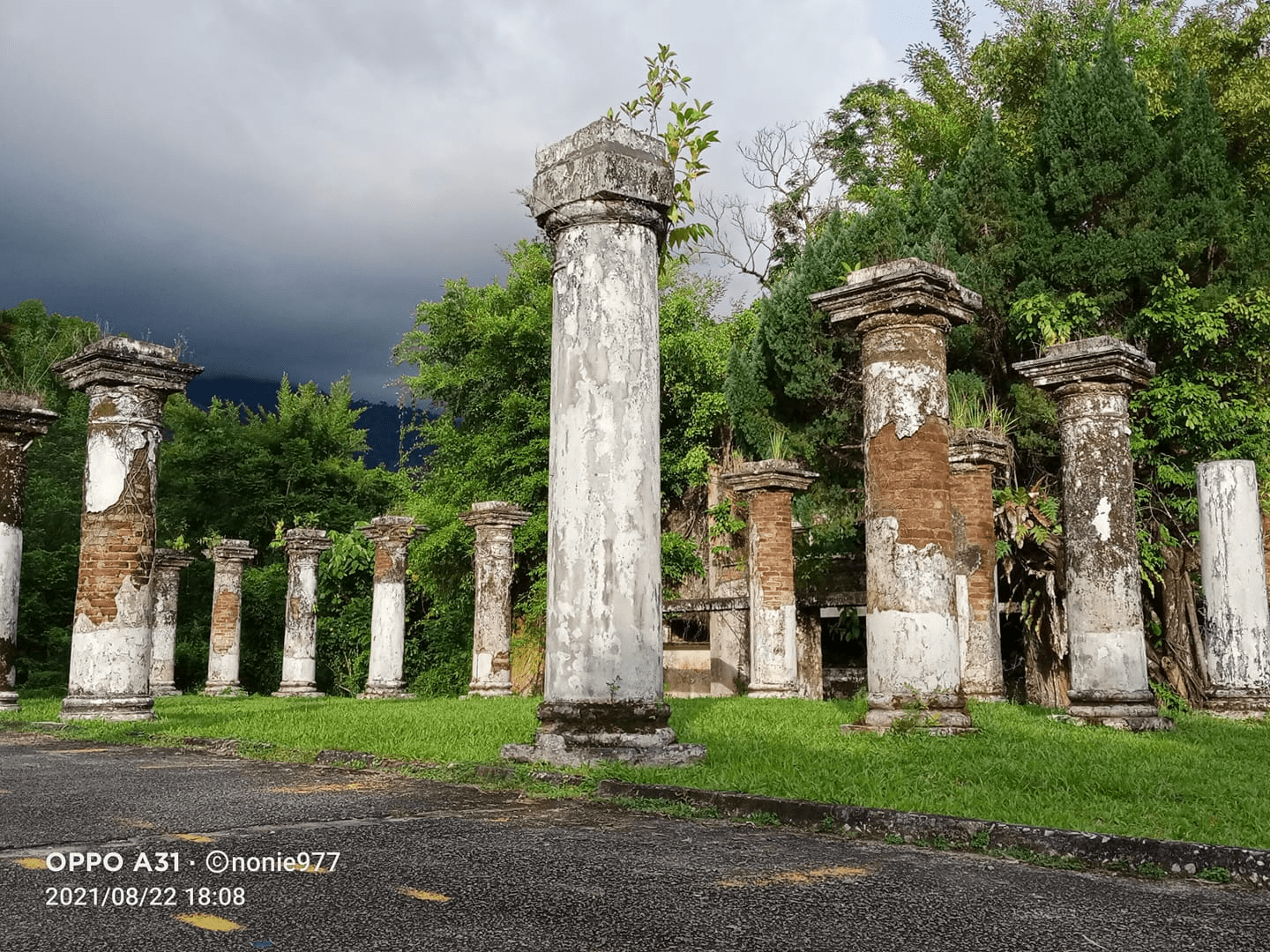 Abandoned building and ruins Malaysia - pillars
