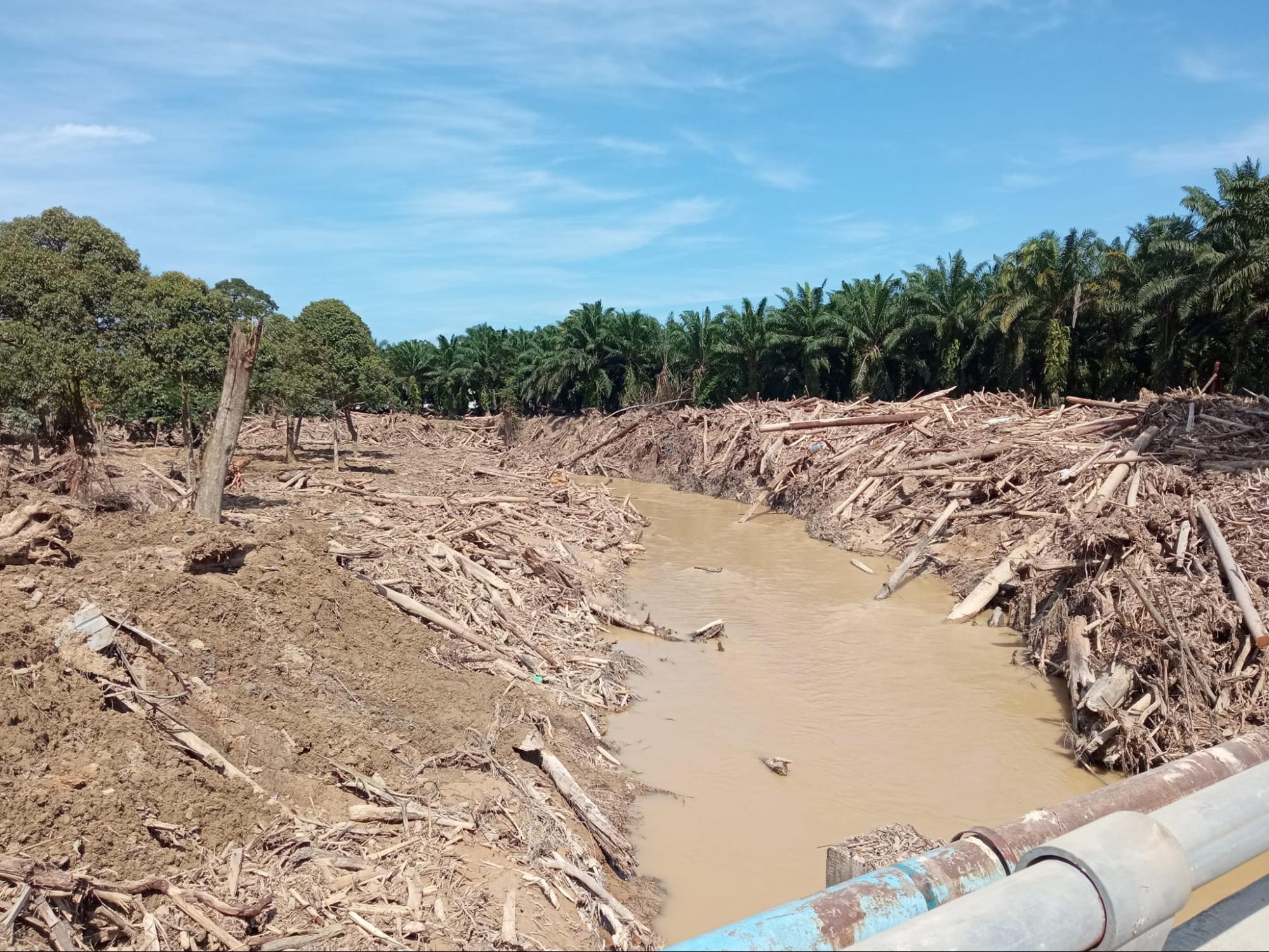 Flash floods in Malaysia - river pollution