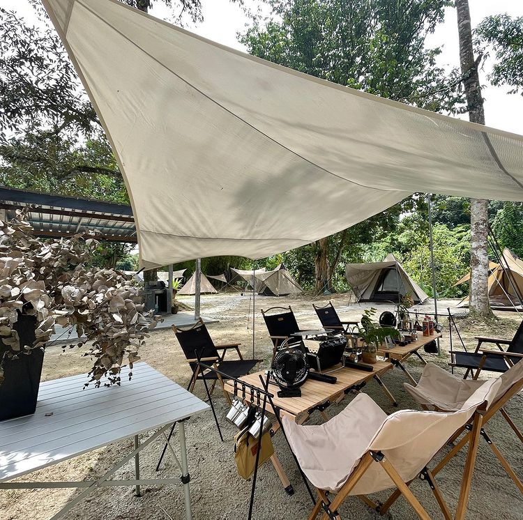 Hammocks By The River - dining area