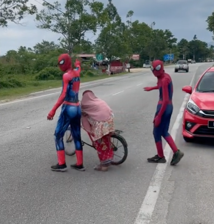 Spider Men Help Elderly Woman - video