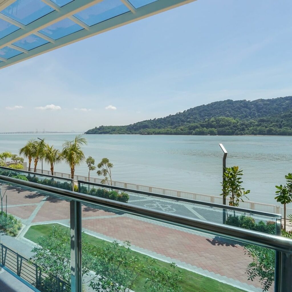 Queens Waterfront Is A New Commercial Hub With A View Of The Sea