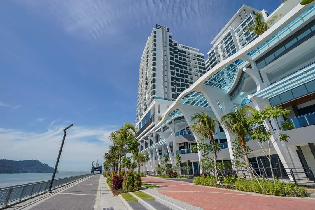 Queens Waterfront - building