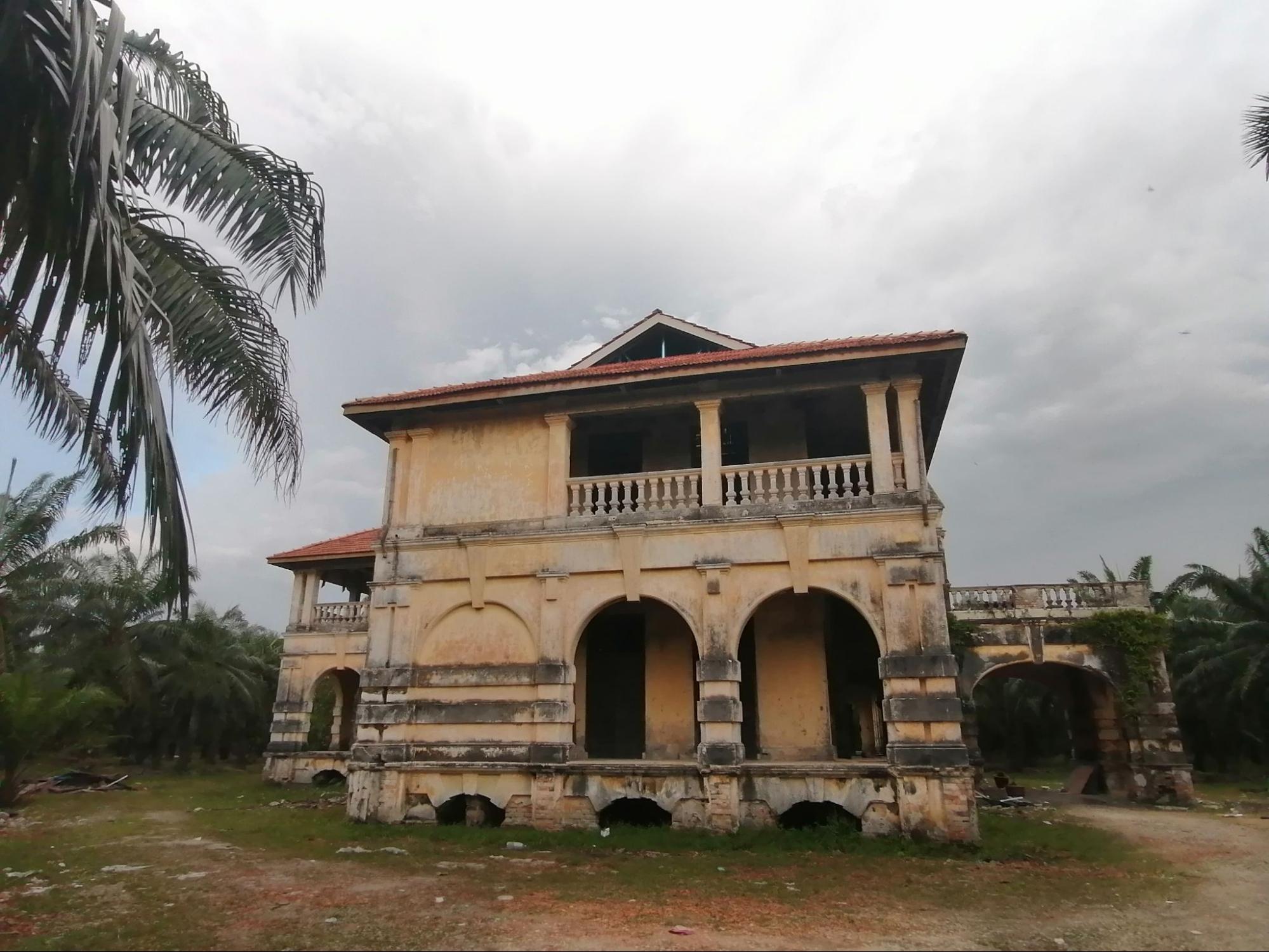 Abandoned places in Malaysia - 99 Door Mansion