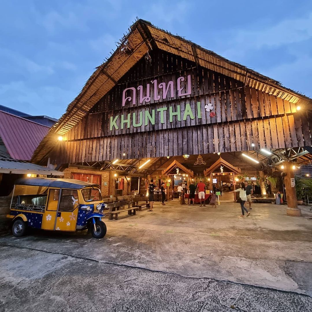 khunthai-village-restaurant-has-hut-style-dining-seats-a-koi-pond