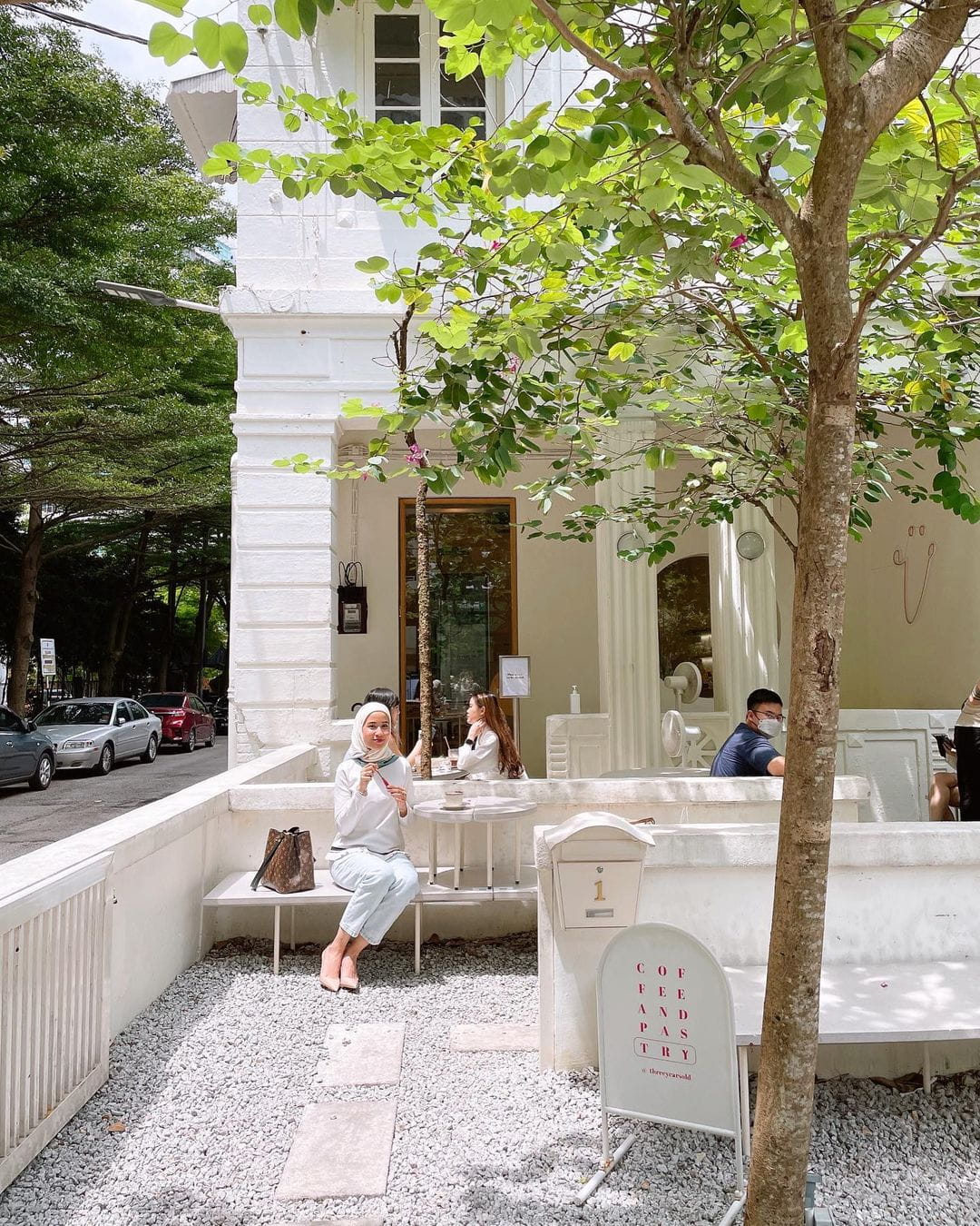 Minimalist white cafes in Kuala Lumpur - alfresco dining