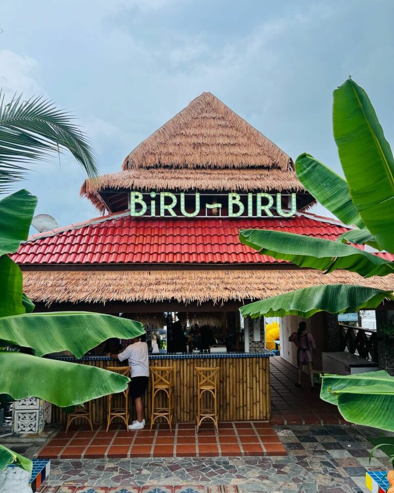 BIRU BIRU: Enjoy Sea Views & Sip On Ombre Drinks At This Penang Cafe