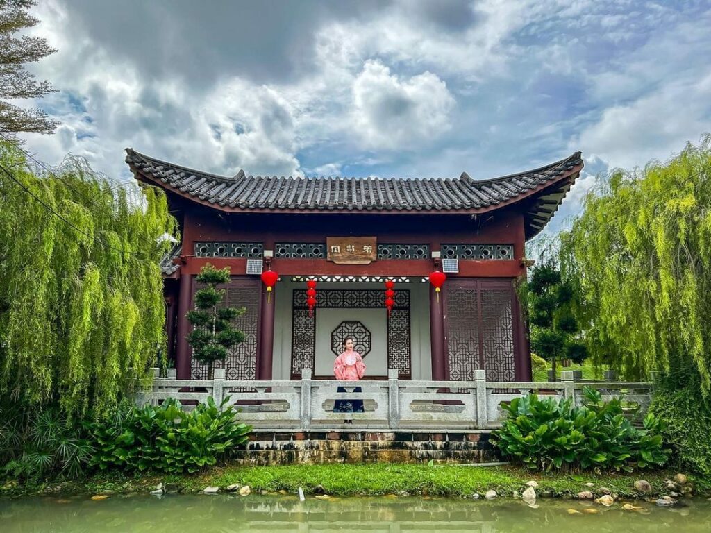 ChinaMalaysia Friendship Garden In Putrajaya Has A Pavilion & Moon Gate