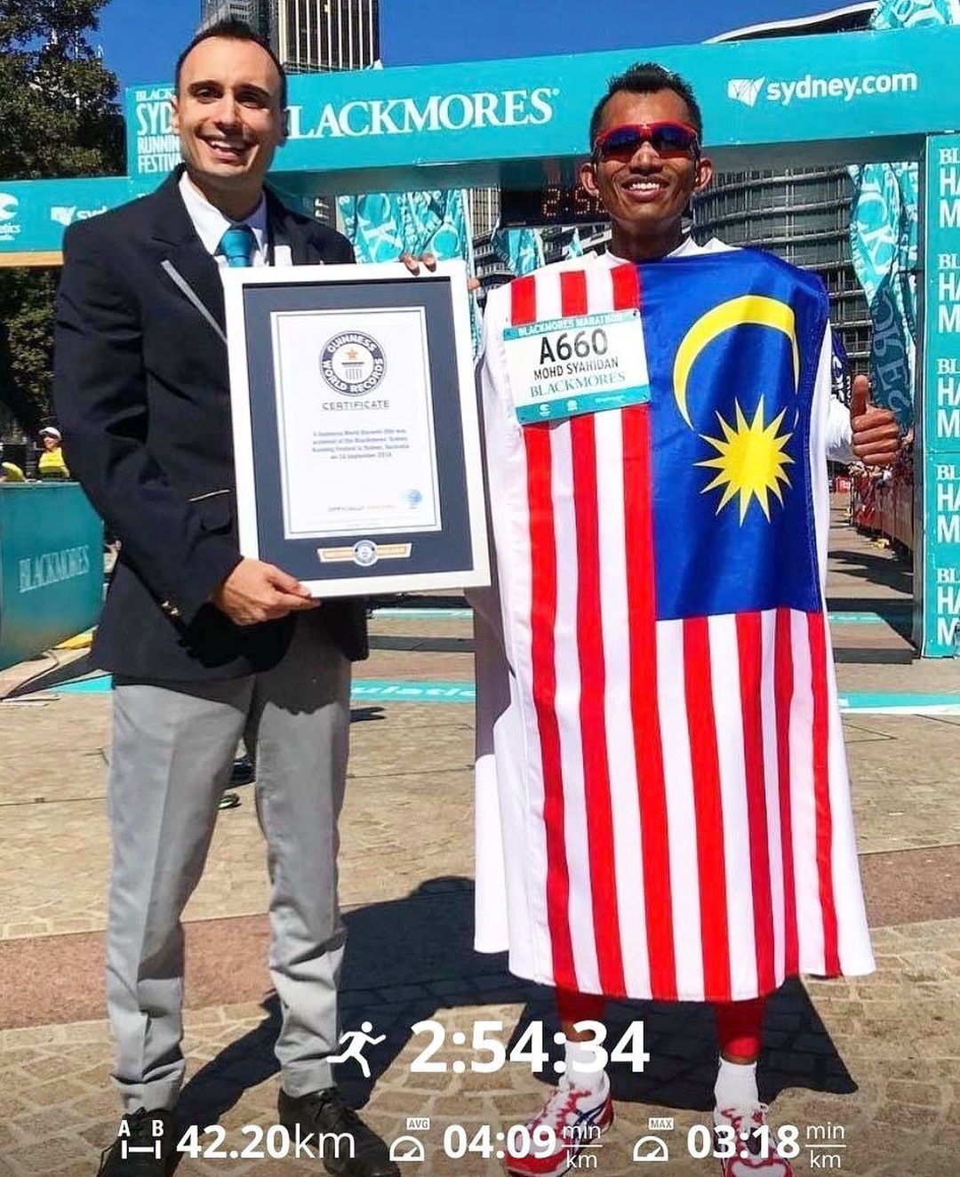 Man runs marathon in Baju Melayu - flag costume