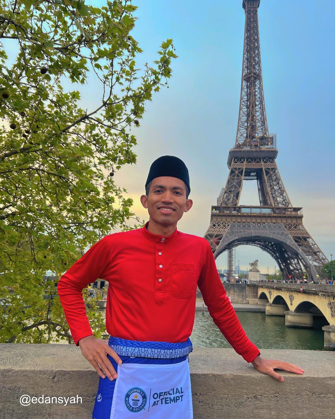 Man runs marathon in Baju Melayu - outfit
