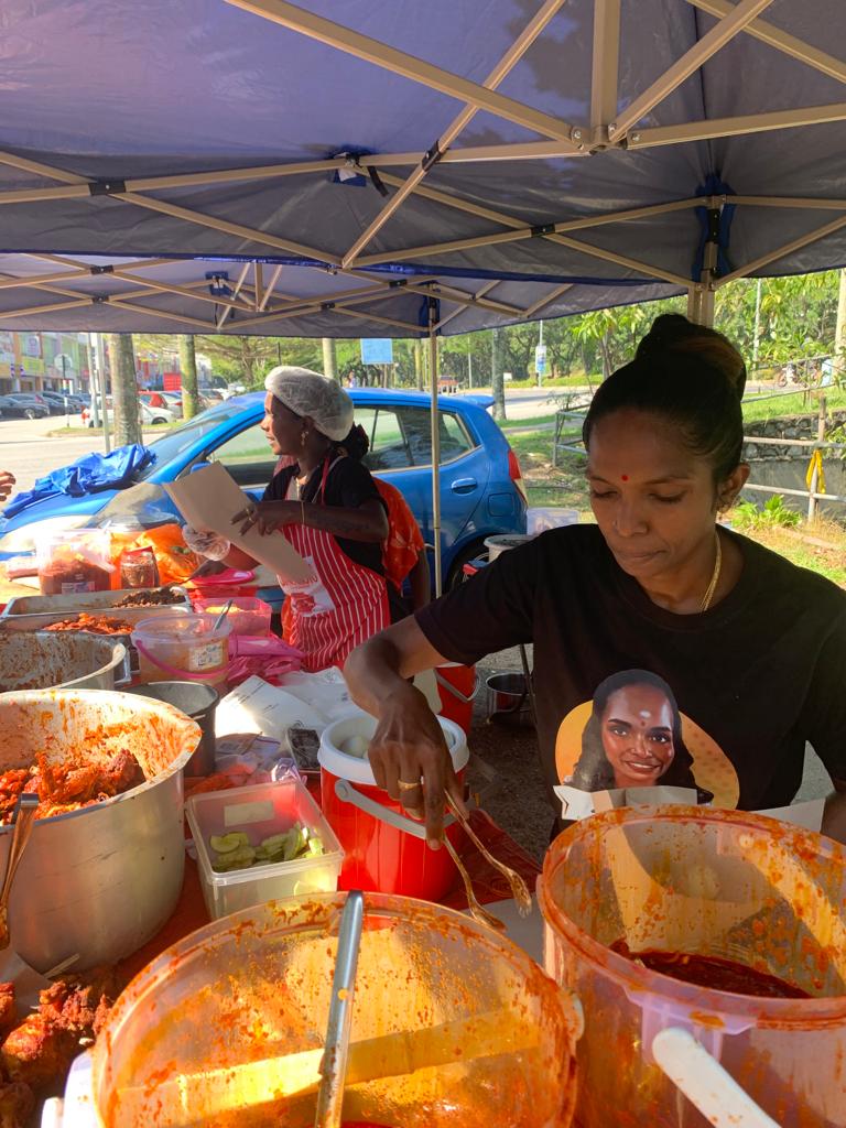 akka serving her customers - akka nasi lemak in seri kembangan