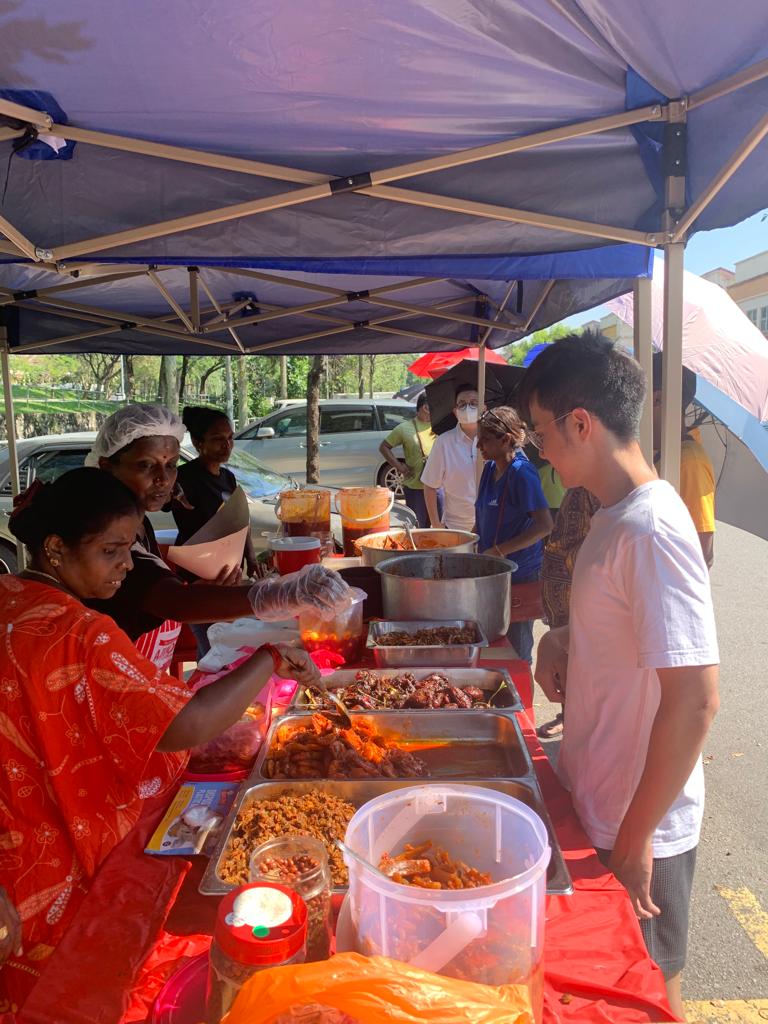 crowd lining up - akka nasi lemak in seri kembangan