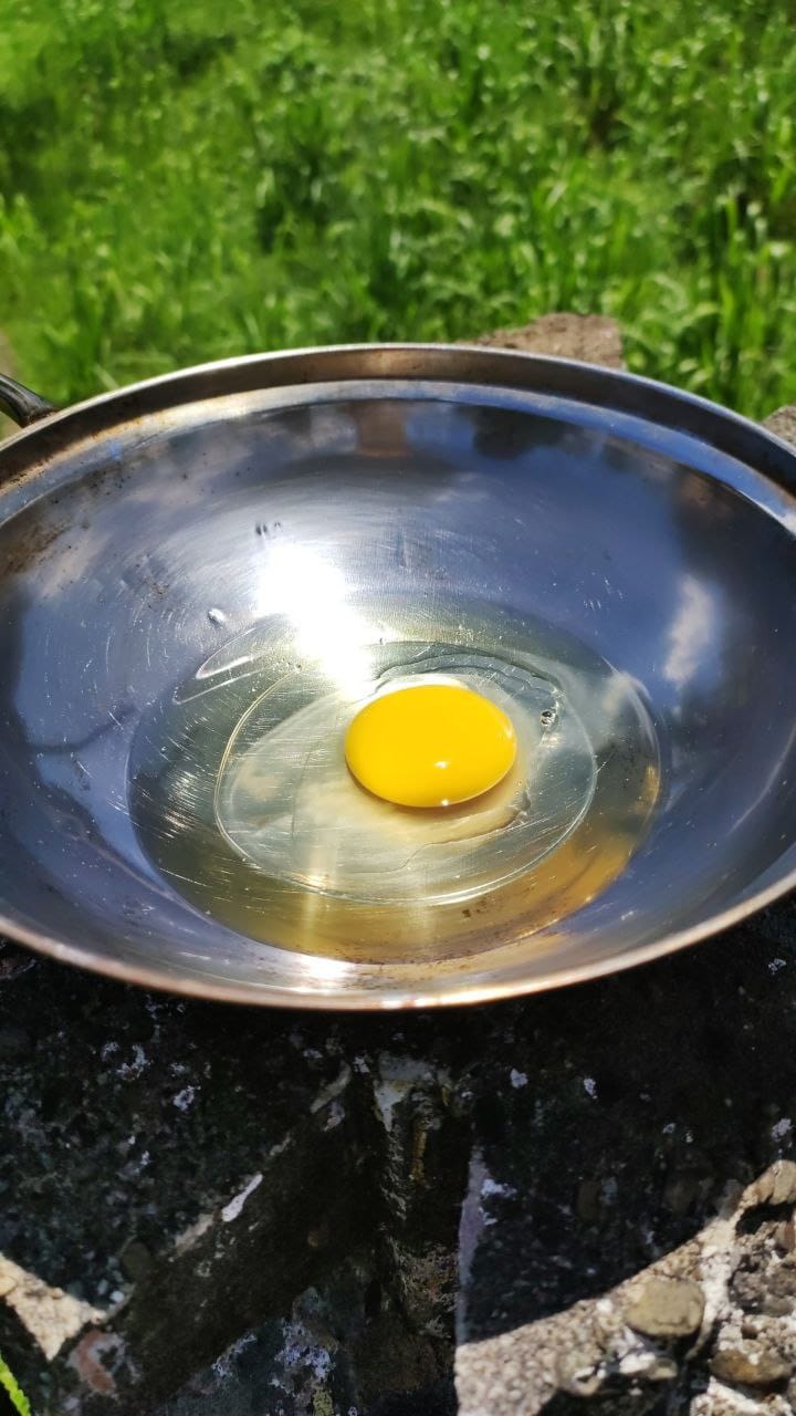 image of the egg in the first 10 minutes - Sabahan woman fries an egg under the sun