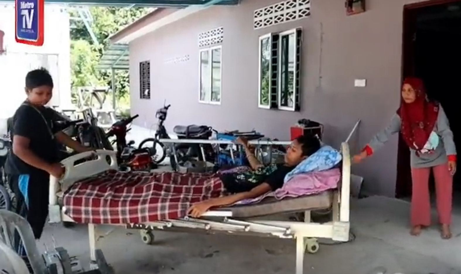 bedridden repairs motorcycle - push bed